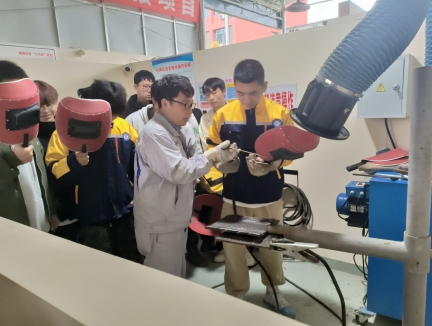 ?大國工匠進(jìn)校園，一對一技能傳授 
