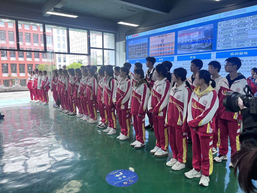 機(jī)電工程系在畢節(jié)市職業(yè)教育周活動(dòng)中承擔(dān)3D打印、數(shù)控加工和機(jī)電一體化項(xiàng)目展示