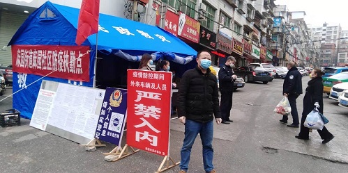 在逆境中前行，筑牢疫情防線 讓黨旗在防控疫情一線高高飄揚(yáng)