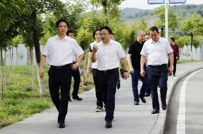畢節(jié)市市委副書(shū)記、市長(zhǎng)張集智一行到 畢節(jié)工業(yè)職業(yè)技術(shù)學(xué)院調(diào)研