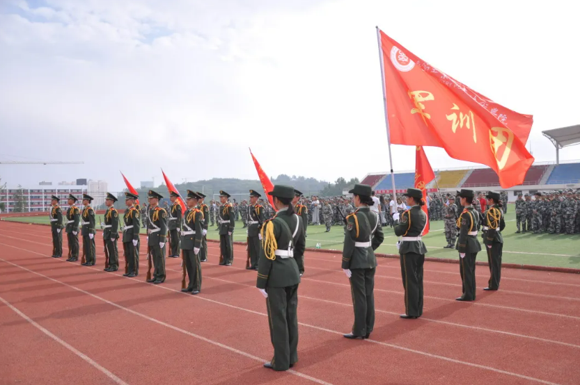 乘風(fēng)破浪戎裝起航 綻放青春士氣昂揚(yáng)——學(xué)院舉行2021級(jí)中職新生軍訓(xùn)開(kāi)訓(xùn)儀式
