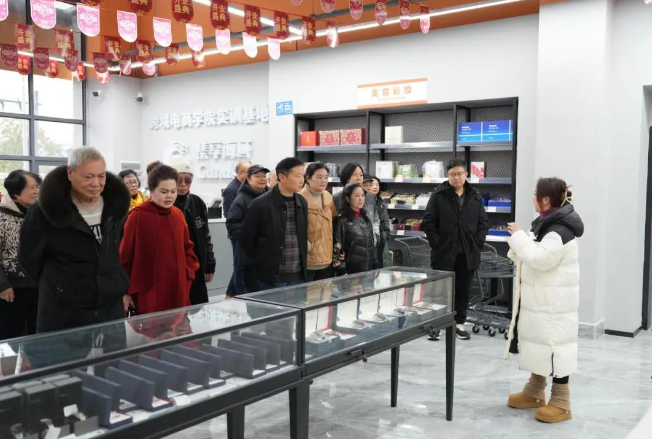 憶崢嶸歲月 話今朝發(fā)展——學(xué)院召開(kāi)退休干部、教職工座談會(huì)