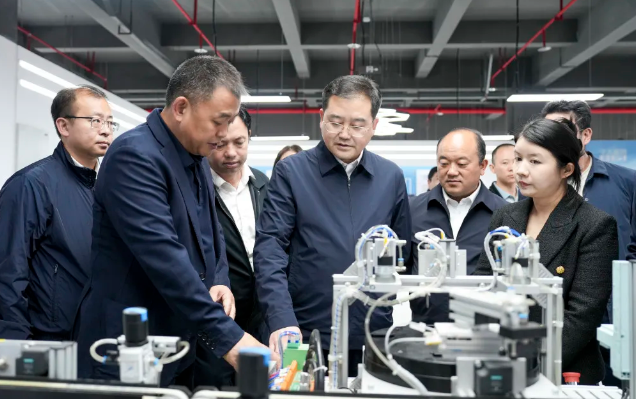 四川省人力資源和社會(huì)保障廳黨組成員、副廳長劉曉博一行赴我院考察
