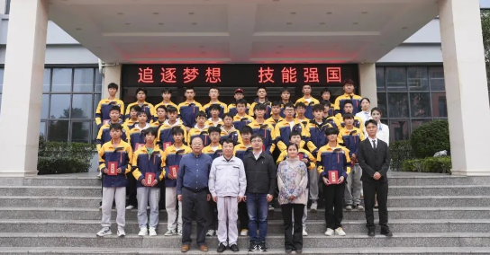 畢節(jié)工業(yè)職業(yè)技術(shù)學院舉辦“勞模工匠進校園，匠心傳承育未來”系列活動