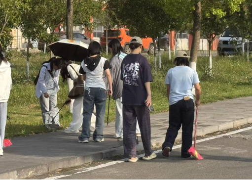 以勞樹德·以勞增智┃我校學生社區(qū)開展勞動教育實踐活動